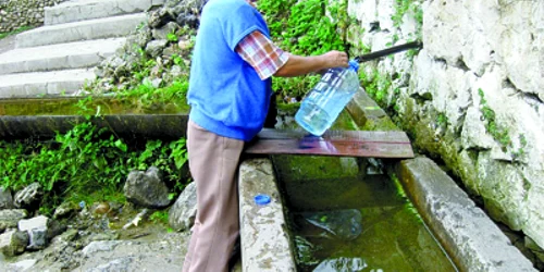 Hunedoara: Hunedorenii rămaşi fără apă potabilă beau de la izvor