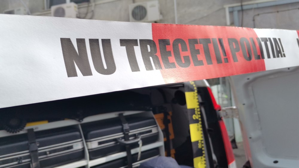 Accident de muncă mortal. Un tânăr de 19 ani a fost strivit de o mașină care asfalta. Strada, închisă circulației cu o oră înainte