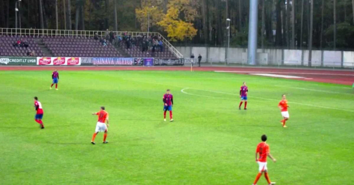 Imagine din partida Dainava - Banga 0-1.