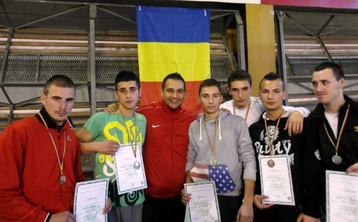 Sportivii de la "Rizea Wushu", alături de antrenorul lor