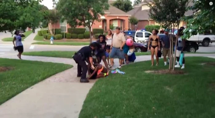 
    Câțiva polițiști americani au fost filmați cum băteau niște copiifoto:captură youtube  