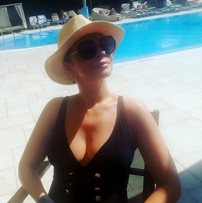 Andreea Marin s-a pozat în costum de baie