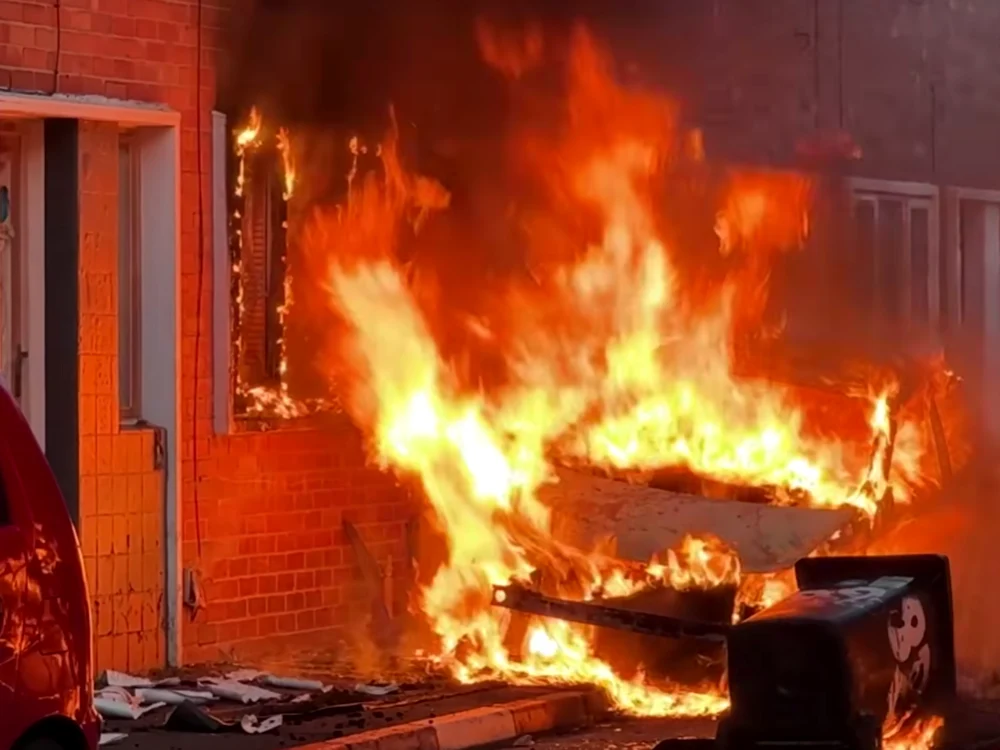 Proteste violente în Belfast/FOTO: Captură video Youtube/The Sun