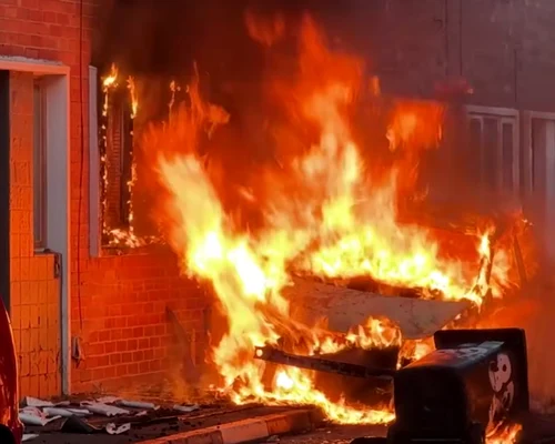proteste violente in belfast foto captura video the sun png