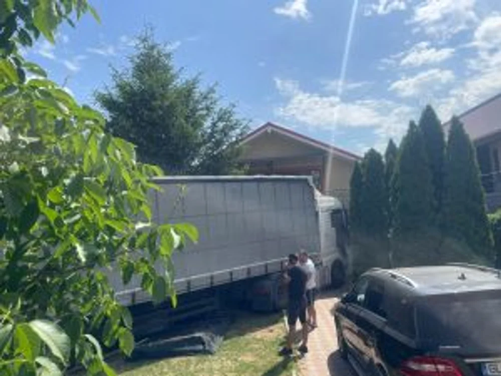 Mastodontul s-a oprit într-o clădire FOTO IPJ Galați