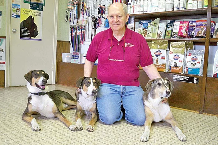 Phillip Dupont, de 70 de ani, cu Melvin, de 12 ani, şi clonele Ken şi Harvey, de 2 ani