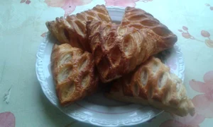 triungiuri cu sunca si cascaval in aluat de foietaj  jpeg