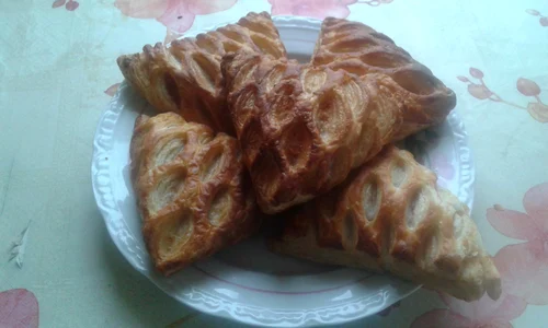 triungiuri cu sunca si cascaval in aluat de foietaj  jpeg