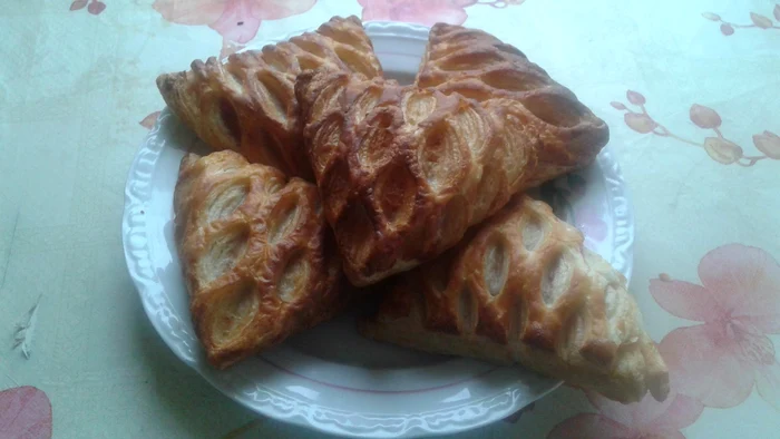 
    Triunghiuri cu şuncă şi caşcaval în aluat de foietaj  