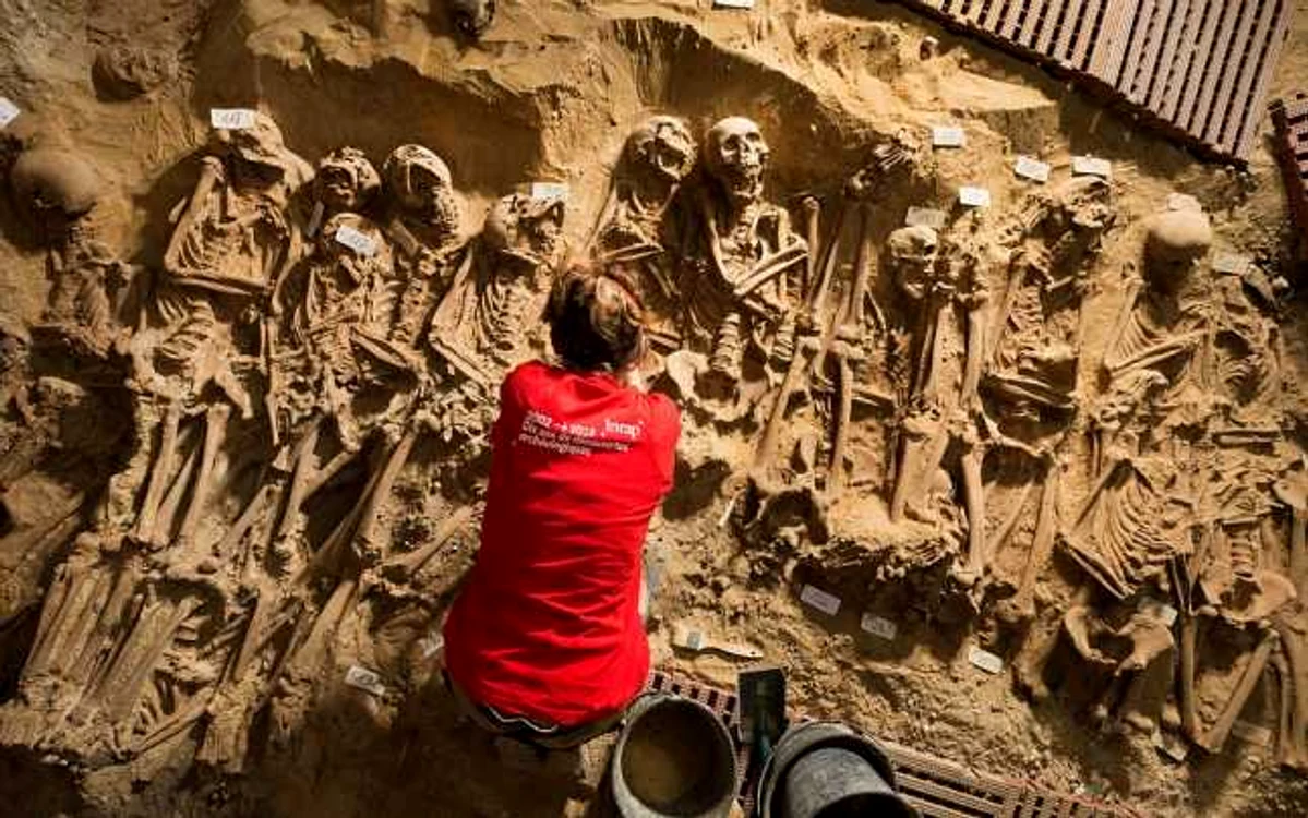 Supermarketul a fost ridicat pe locul unui spital din Evul Mediu, care avea şi propriul cimitir FOTO Daily Mail