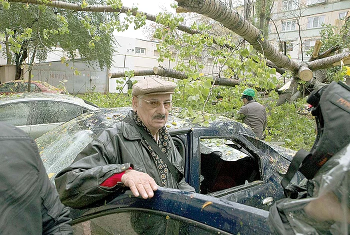 La Galaţi, un plop a distrus trei mașini