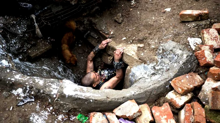 Reporterii televiziunii britanice Channel 4 News, în colaborare cu Radu Ciorniciuc de la „Casa jurnalistului”, au realizat un reportaj video care prezintă viaţa românilor ce trăiesc în sistemul de canalizare şi în tunelele bucureştene. FOTO Channel4.com