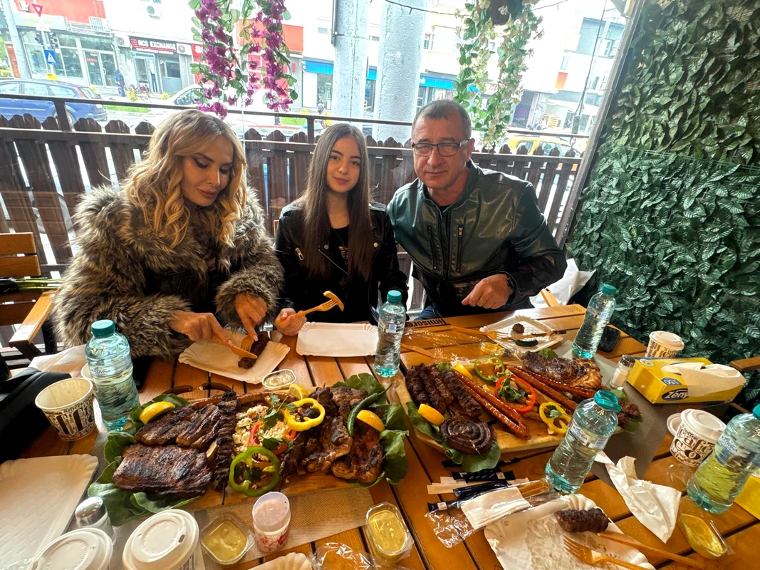 WDaniela Gyorfi și-a scos familia la mici la o terasă din Rahova