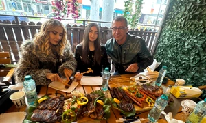 WDaniela Gyorfi și-a scos familia la mici la o terasă din Rahova