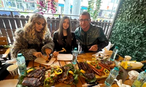 WDaniela Gyorfi și-a scos familia la mici la o terasă din Rahova