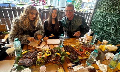 WDaniela Gyorfi și-a scos familia la mici la o terasă din Rahova