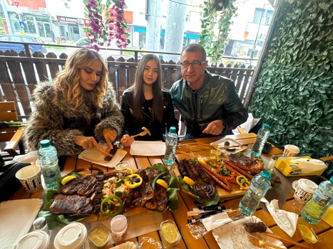 WDaniela Gyorfi și-a scos familia la mici la o terasă din Rahova