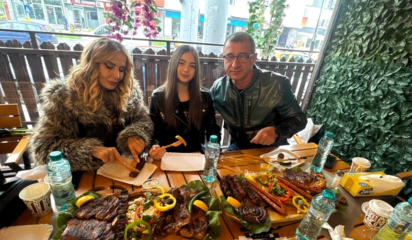 WDaniela Gyorfi și-a scos familia la mici la o terasă din Rahova