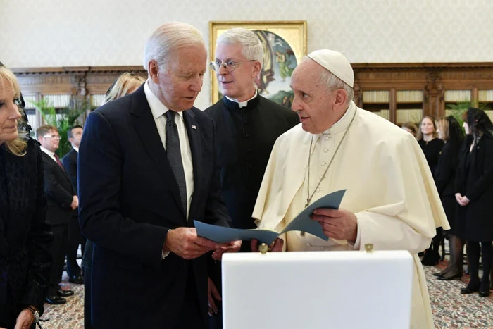 Joe Biden primit la Vatican de către Papa Francisc FOTO EPA-EFE