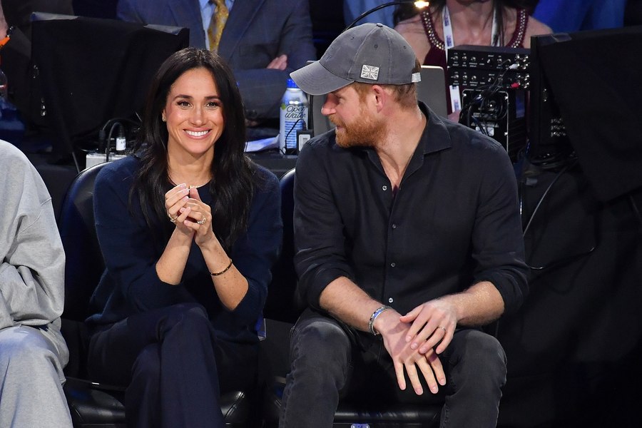 Harry și Meghan, din nou în centrul unei alerte de securitate. Ducesa de Sussex și-a făcut public numărul de telefon într-un grup WhatsApp al părinților