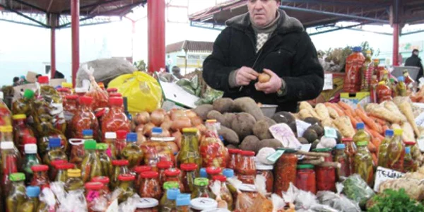 Vânzătorii stau cu zarzavaturile, cartofii şi morcovii nevândute pe tarabe