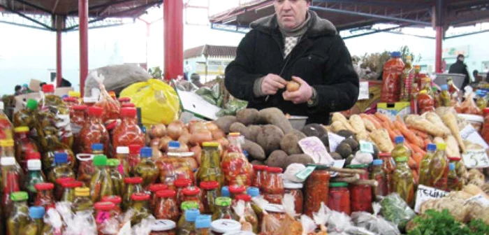 Vânzătorii stau cu zarzavaturile, cartofii şi morcovii nevândute pe tarabe