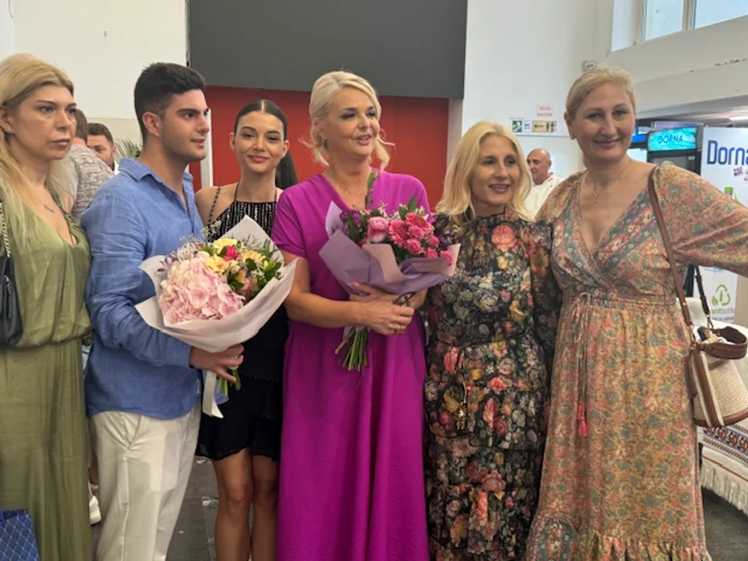 David Enache, fiul lui Adrian Enache, a fost ieri prezent la brațul iubitei sale, la spectacolul pe care celebrul său tată 
