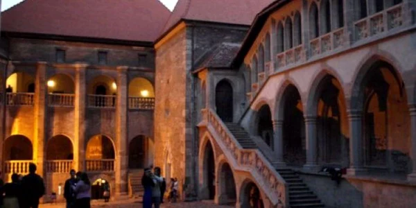 Curtea interioară a castelului va găzdui spectacolele.