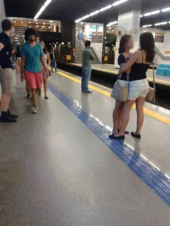 Este periculos să faci acelaşi lucru ca tânărul din imagineFacebook