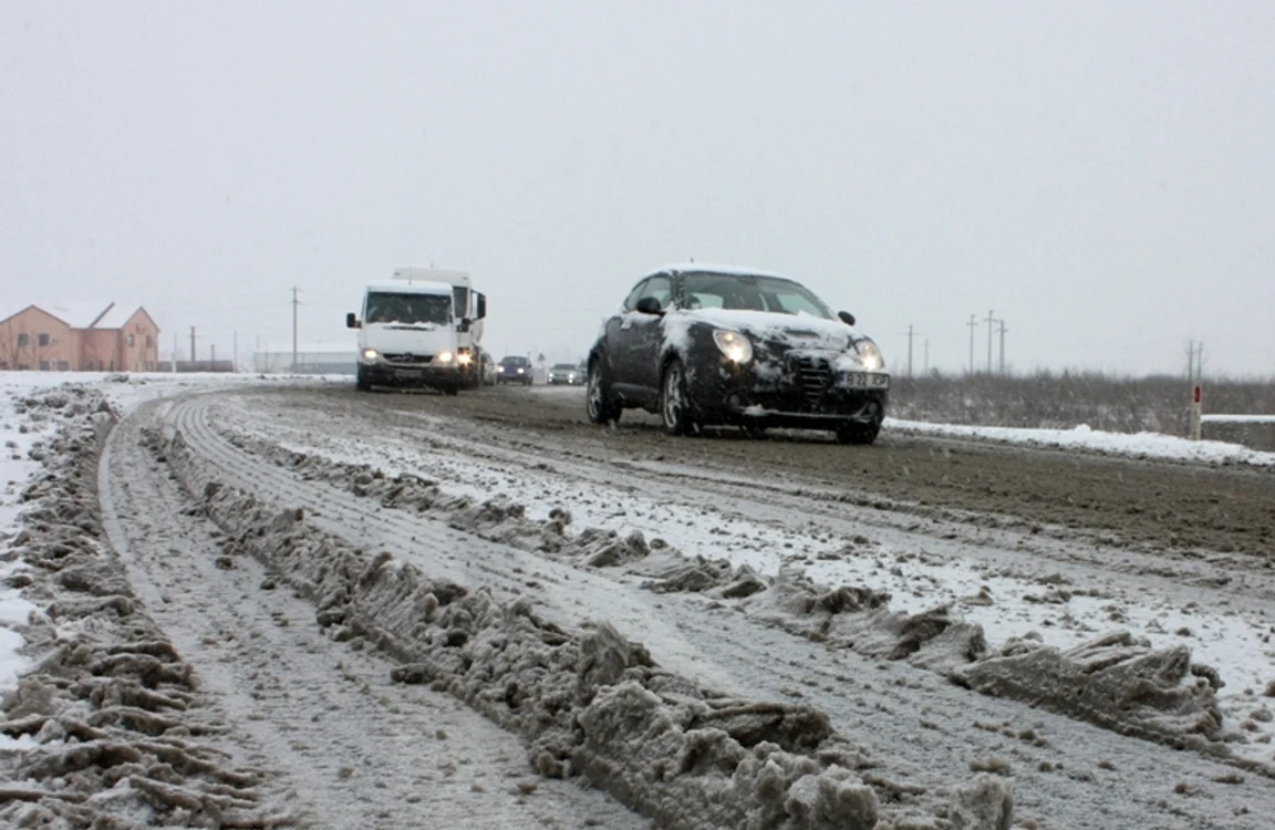 În Harghita Băi a nins, astfel că mașinile au circulat cu dificultate