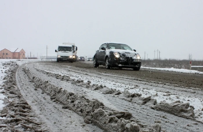 
    În Harghita Băi a nins, astfel că mașinile au circulat cu dificultate  