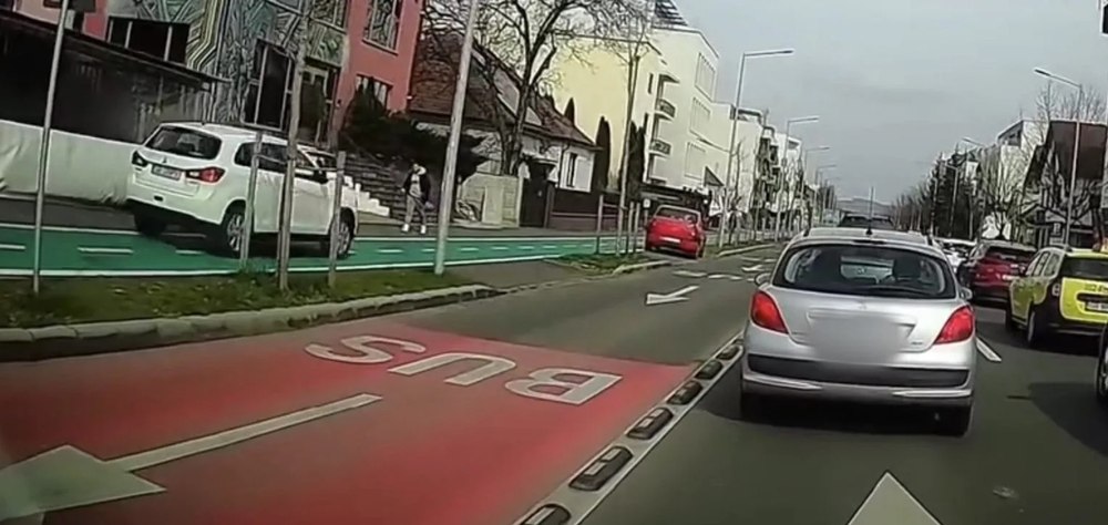 Tupeul unui șofer: în viteză, cu SUV-ul pe pista de biciclete, ca să fenteze coada din trafic. Poliția Sibiu: „Îl căutăm“ VIDEO 