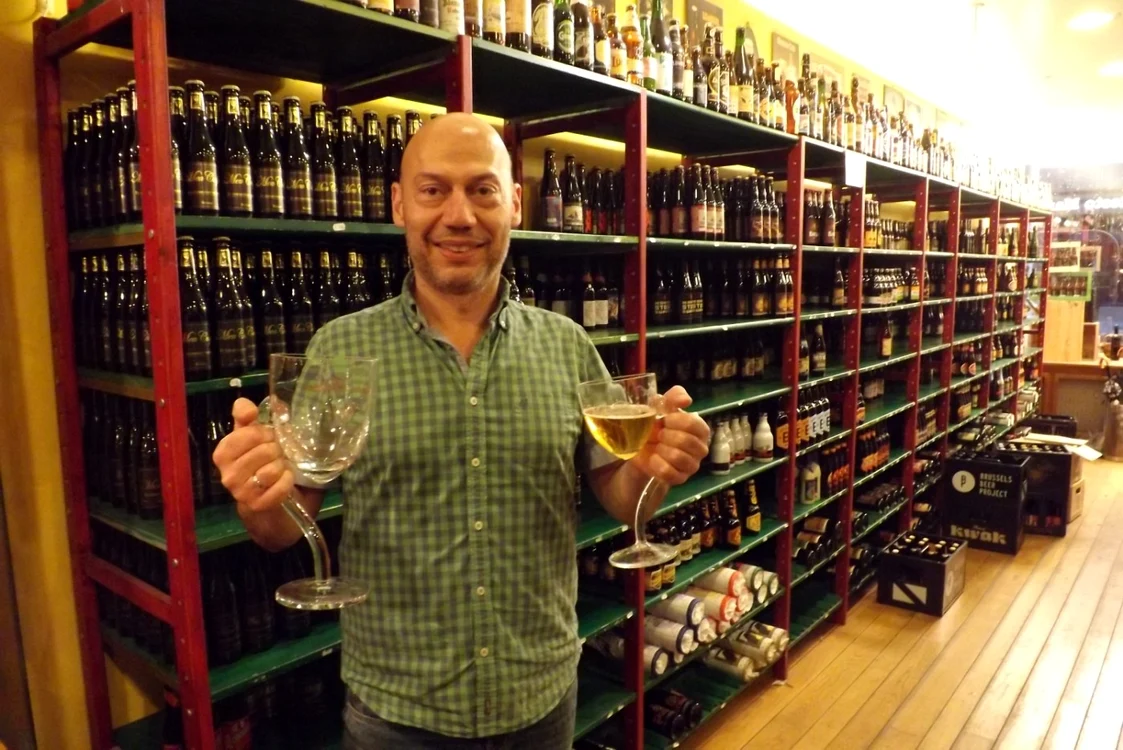 Proprietarul primului "beer shop" din Bruxelles a explicat de ce este Westvleteren 12 cea mai bună bere din lume. FOTO: Remus Florescu