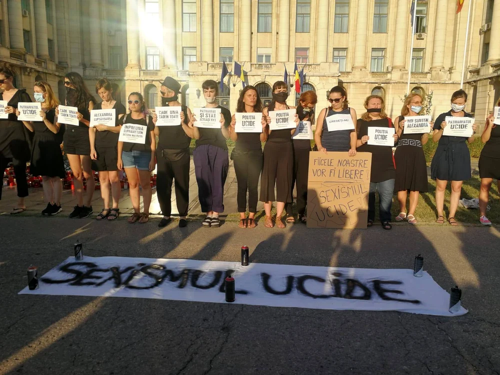 Poem de deschidere a cărții despre evaluarea vieții fetițelor și femeilor care trăiesc pe teritoriul României jpeg