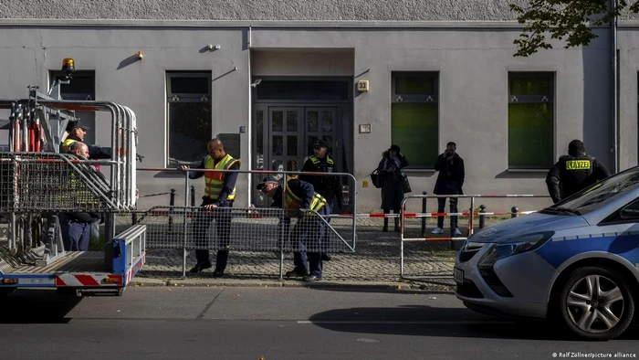 Gard de protecție în fața comunității evreiești Kahal Adass Jisroel din Berlin-Mitte, octombrie 2023