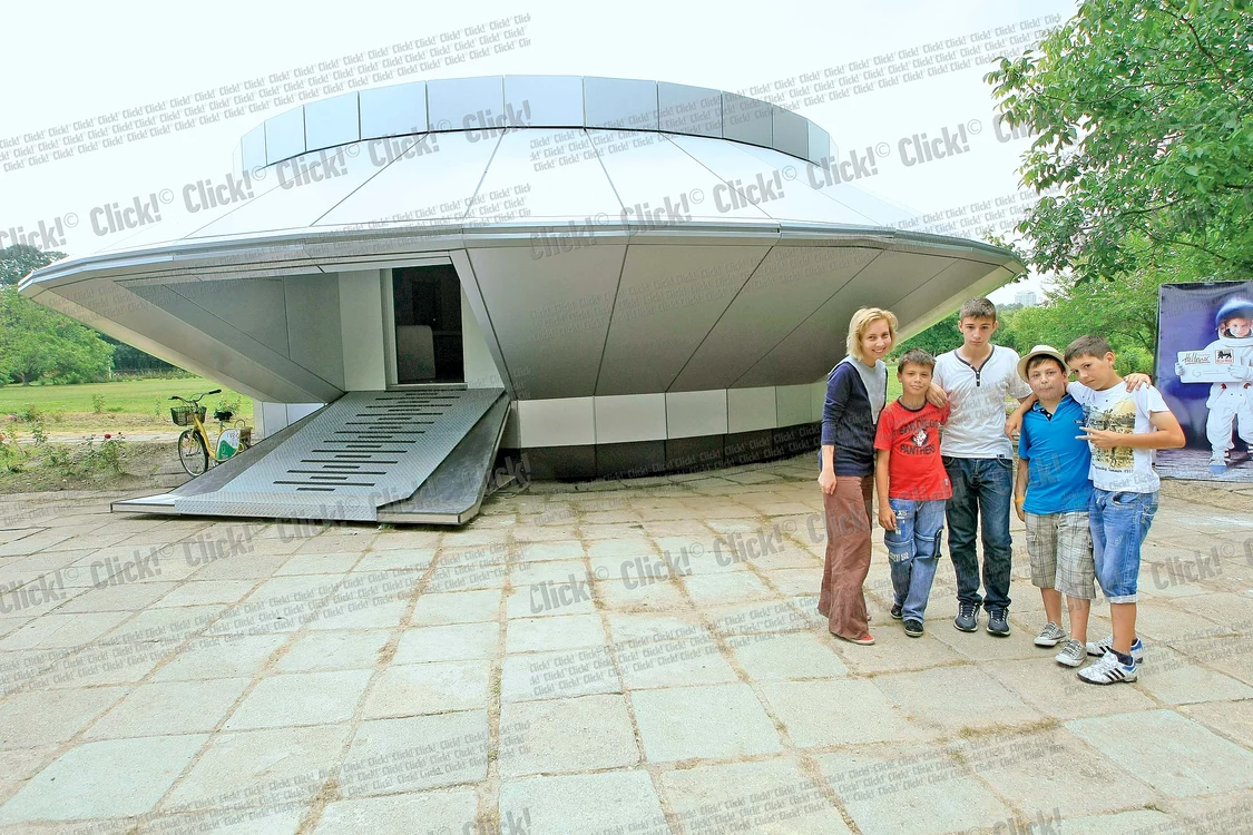 
    Nava spaţială a fost  construită într-un an  