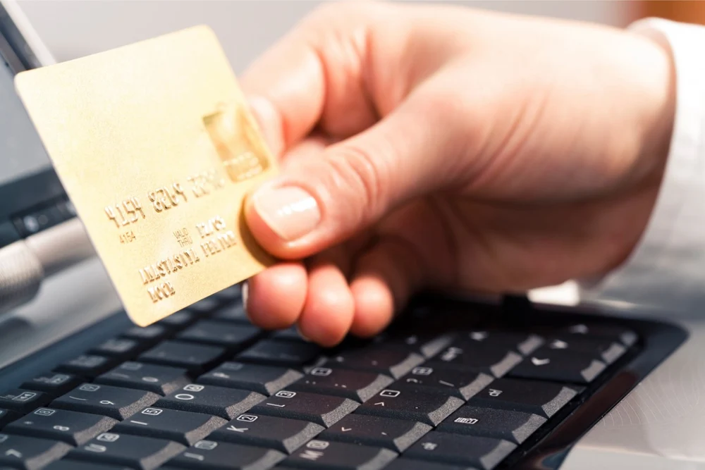 De ce cumpărăm impulsiv online? Șase întrebări pe care să ni le punem înainte de a face orice achiziție