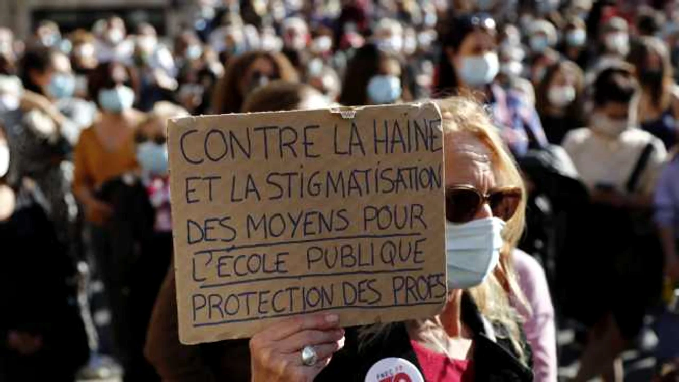 Mii de oameni îl omagiază la Paris pe profesorul Samuel Paty decapitat de un adolescent musulman FOTO EPA-EFE