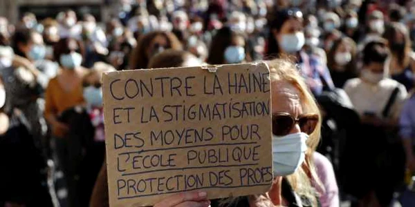 Mii de oameni îl omagiază la Paris pe profesorul Samuel Paty decapitat de un adolescent musulman FOTO EPA-EFE