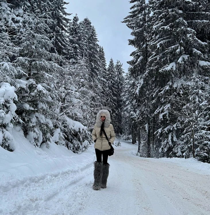 Elena Băsescu poartă cizme Chanel, de 2000 de euro. Foto: Instagram