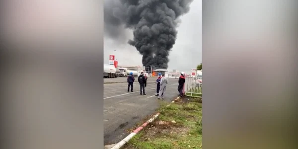 imagini cu incendiul de la rafinaria lukoil ploiesti 