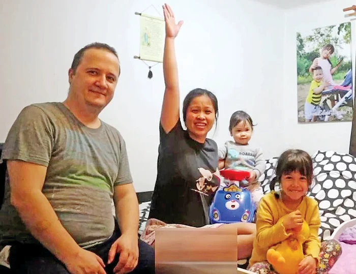 O familie fericită: Bogdan, Genalyn şi micuţii Eddie şi Katyuşa. Fotografii: The Petre Family