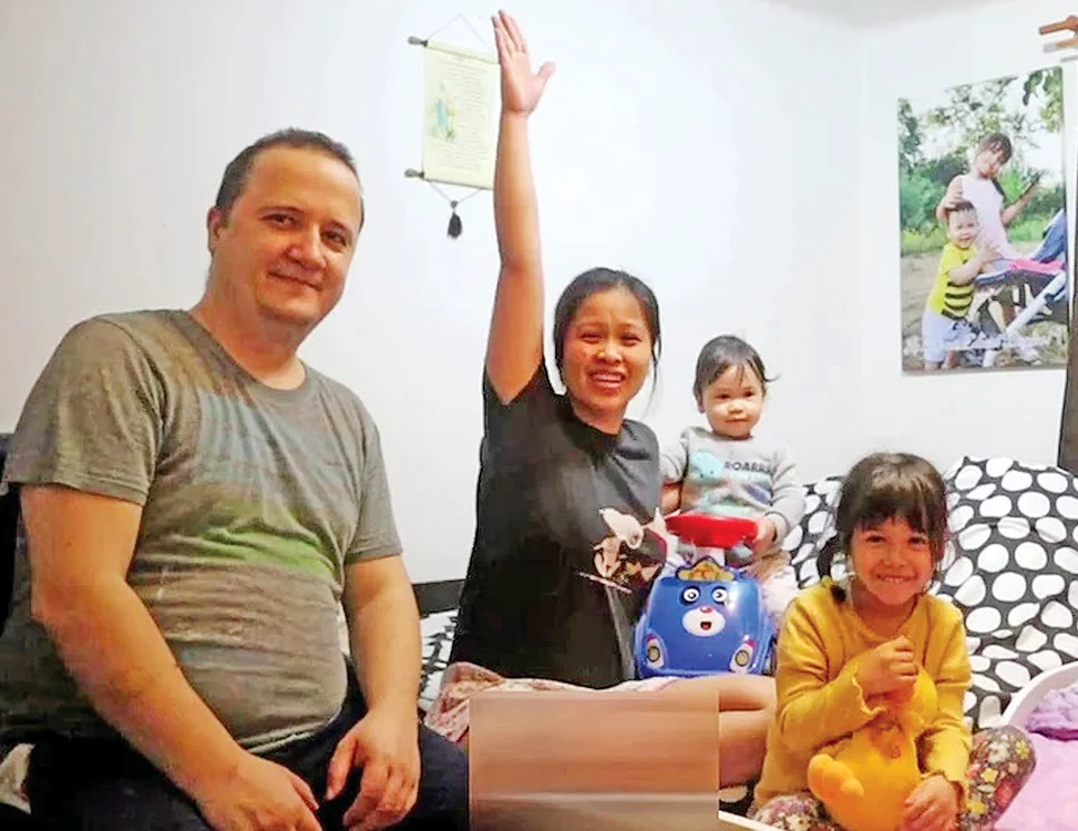 O familie fericită: Bogdan,  Genalyn şi micuţii  Eddie şi Katyuşa. Fotografii: The Petre Family