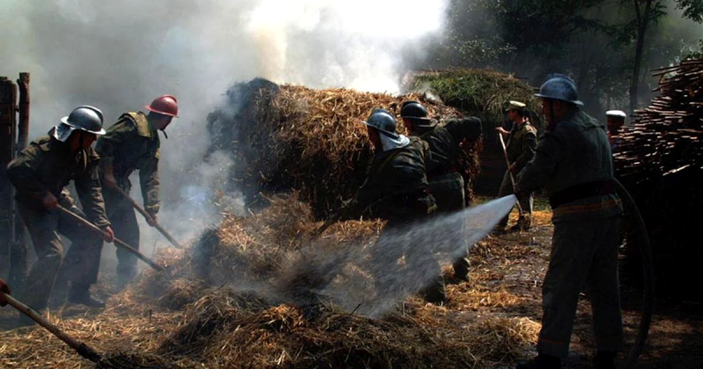 Au ars „munţi“ de furaje, dar şi mai multe utilaje FOTO: arhiva Adevărul