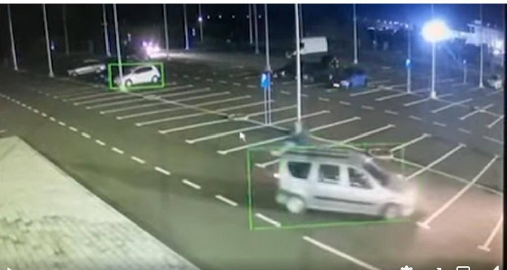 Imagini de coșmar într-o parcare din Bacău. Un tânăr a fost plimbat pe plafonul unei mașini de un șofer fără permis. A intervenit poliția