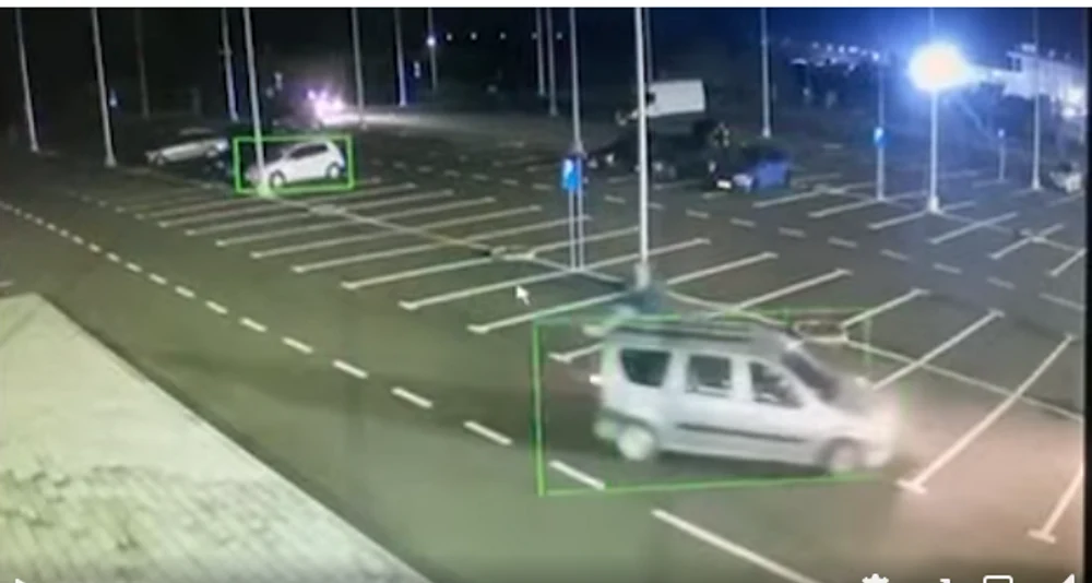Imagini de coșmar într-o parcare din Bacău. Un tânăr a fost plimbat pe plafonul unei mașini de un șofer fără permis. A intervenit poliția