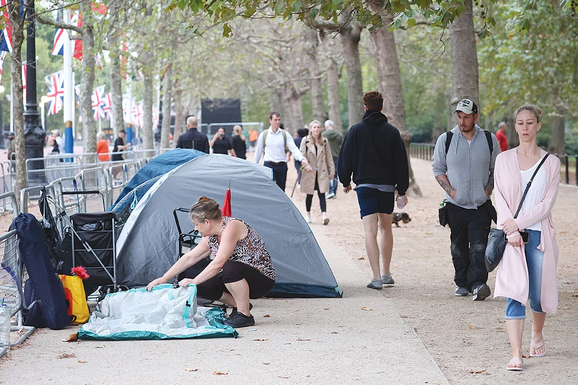 Sute de oameni şi-au amplasat corturile în apropiere de Palatul Buckingham. Foto: Profimedia