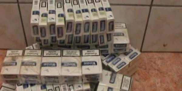 Tânărul avea 20 pachete cu ţigări netimbrate