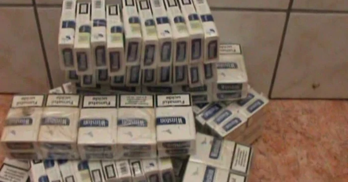 Tânărul avea 20 pachete cu ţigări netimbrate