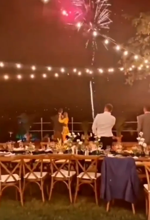 
    Simona Halep și Toni Iuruc, dansând, romantic, sub un foc de artificii spectaculosfoto: Instagram  